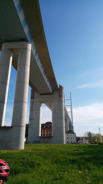 Wohnhäuser unter der Brücke nach Rügen