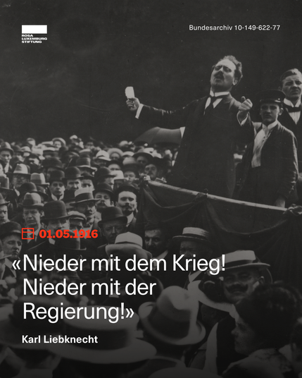 Schwarz-weiß-Fotografie von Karl Liebknecht während einer Rede am 3. September 1911 vor einer großen Menschenmenge. Er steht erhoben über der Menge, spricht mit erhobener Hand und hält ein Blatt Papier. Die Aufnahme zeigt eine dichte Versammlung von Männern mit Hüten. Im Bild eingeblendet ist ein Zitat Liebknechts vom 1. Mai 1916: „Nieder mit dem Krieg! Nieder mit der Regierung!“ – sowie sein Name. Das Bild dient als symbolisches Beispiel, da von der Rede 1916 kein Foto existiert. Logos des Bundesarchivs (10-149-622-77) und der Rosa-Luxemburg-Stiftung sind enthalten.