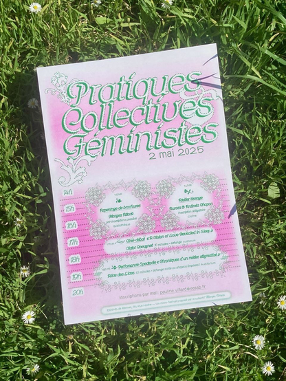L’affiche est en riso vert tendre et rose fluo miam. L’affiche est posée dans l’herbe qui est elle aussi vert tendre. L’événement s’intitule Pratiques Collectives Féministes !!! Un ornement floral un peu rococco est dupliqué pour créer un motif très maximaliste