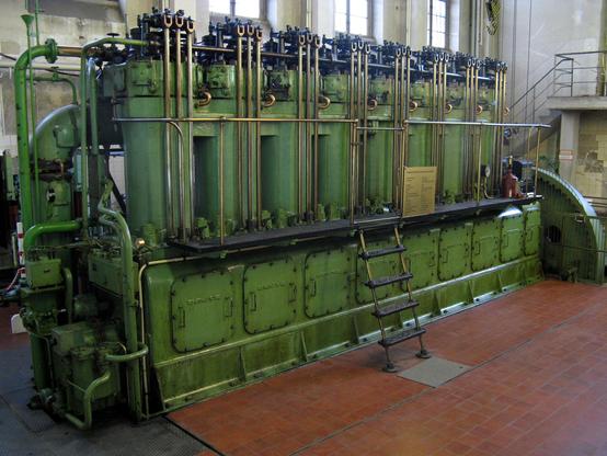 Der 1000 PS Deutz Dieselmotor ist der einzige seiner Bauart weltweit - und lauffähig. Hier ein Blick auf alle 8 Zylinder.
