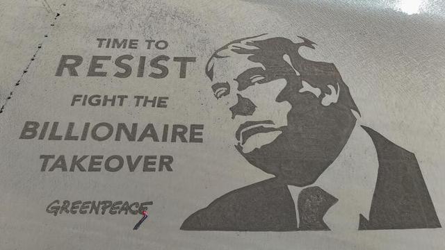 A 55x40m artwork of Donald Trump etched into the sand outside Trump’s golf course in Scotland, ‘Trump Turnberry’, with the message: “Time to resist – fight the billionaire takeover” © Saf Suleyman / Greenpeace