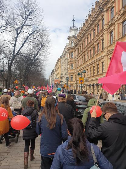May Day March stretching along Pohjoisesplanadi in Helsinki. Point of view from within the Left Alliance block.