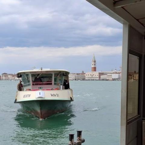 Buongiorno. Der Caffè Latte im La Serra ist wirklich ausgesprochen lecker. Es ist ja auch der gute Doge Nero, der dort ausgeschenkt wird. Den trinke ich auch zu Hause. Saluti, Mafalda Cinquetti aus #Venedig