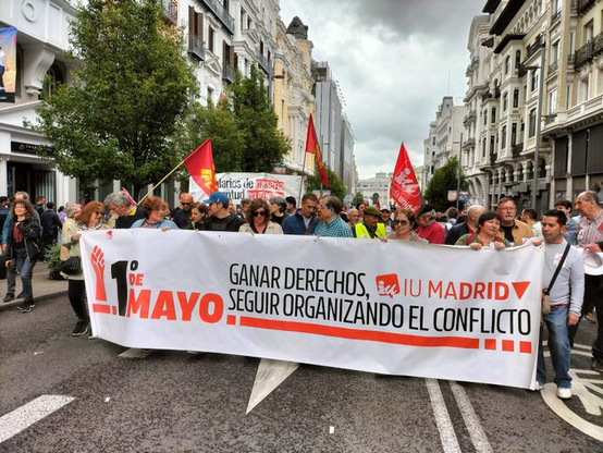 Pancarta de IU Madrid en la manifestación del 1 de mayo de 2025