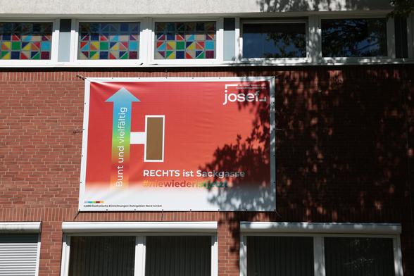 Banner an Fassade