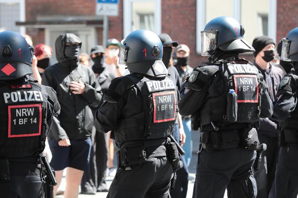 Polizeikette vor Gegenprotest 