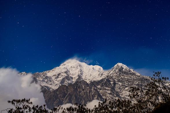 Berggipfel vor Sternenhimmel 