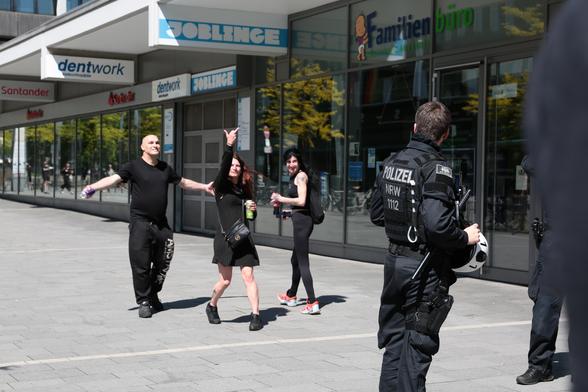 Polizei und pöbelnde Rechte
