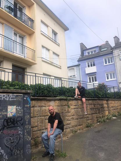 Marg et Clomo assis chill dans une rue de Brest.