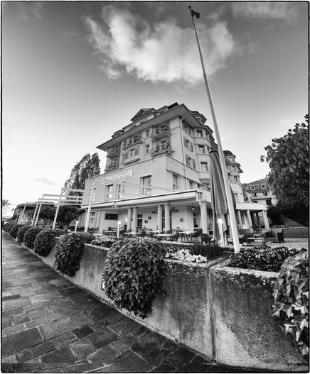 Schwarzweissfotografie des Hotels Bellevue au Lac in Hilterfingen am Thunersee