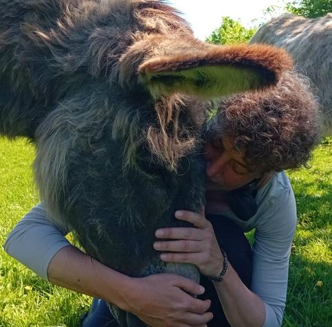 Une photo d'un calin entre Surprise et moi