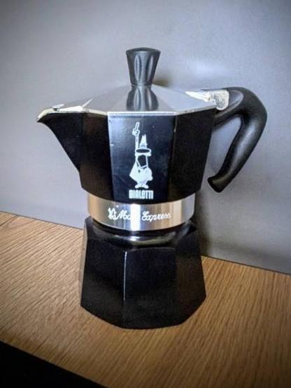 Ein schwarz-silberner Espressokocher von Bialetti.