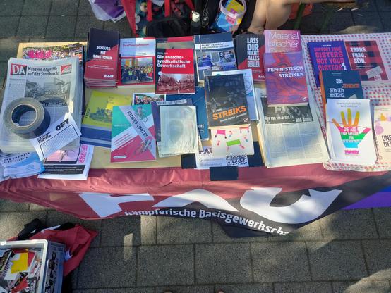 Büchertisch der FAU Lüneburg