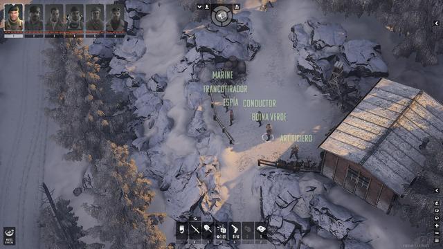 Captura de pantalla de la misión final de Commandos Origins en la que, al fin, tenemos de inicio al comando en su totalidad.
Es una foto cenital de un amanecer en montañas nevadas. En la zona izquierda vemos árboles, en la derecha una cabaña. En el medio los seis comandos alineados. De izquierda a derecha: marine, francotirador, espía, conductor, boina verde y artificiero.