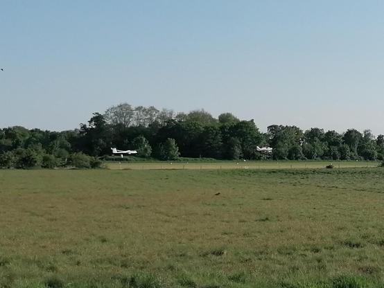 Einmotoriges Flugzeug zieht Segelflieger am Flughafen Egelsberg