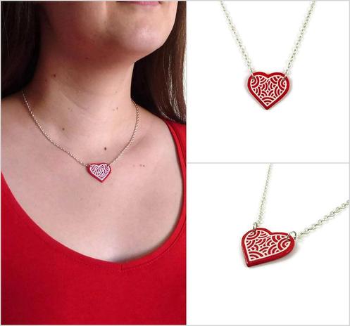 Collier fantaisie avec une perle éco-responsable en forme de cœur rouge orné de volutes blanches.
Elle est réalisée en CD recyclé, découpée et peinte à la main, puis recouverte de résine époxy.
La chaine est en acier inoxydable argenté ou doré, et elle est de longueur réglable.