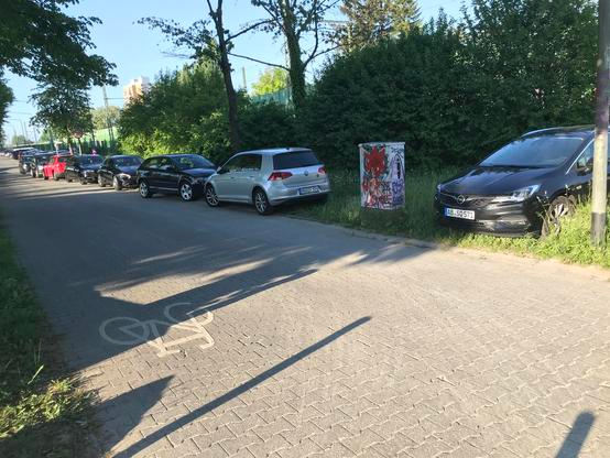 Diverse Fahrzeuge am Tenniszentrum Niddapark GmbH & Co. KG, illegal einfach auf der Wiese und vor der verpollerten Abfahrt zur Unterführung geparkt.
#Parkschlöcher #Autokorrektur #Verkehrswende