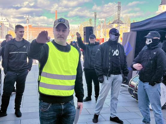Sinimustat ja ActiveClubilaiset tekevät hitlertervehdyksiä Tampereen keskustorilla 
