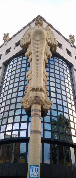 Eulenskulptur an der TU-Bibliothek