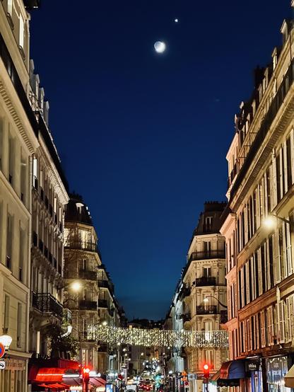 Venus near a waxing crescent moon (with earthshine) in Paris on 2025 January 3 at 18:10. 