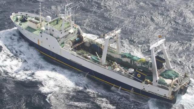 Un navire espagnol accusé de pêche illégale au large de Terre-Neuve en 2013.