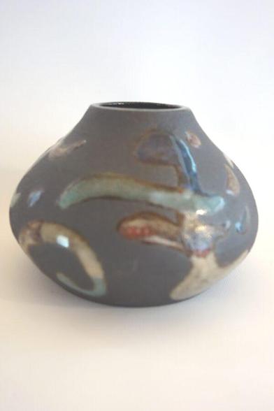 Vase aus schwarzem Ton, glasiert mit Motiven, die Kandinsky nachempfunden sind