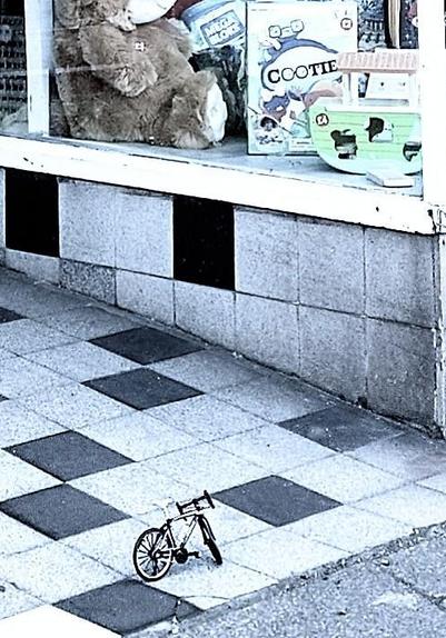.. a close up of the wee little black 'n' white "high-spec" racing bike .. "recycled" by meself .. did I mention that ❓️🤫 .. hopefully 🙄 I did coz it's a hoot of a joke y'all .. in case ya weren't aware of it .. ❗️🙏