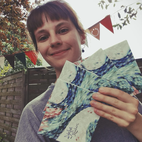 Margot du trio Kalahari avec les disques qui viennent d’être réceptionnés