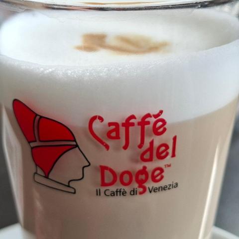Buongiorno. Der Caffè Latte im La Serra ist wirklich ausgesprochen lecker. Es ist ja auch der gute Doge Nero, der dort ausgeschenkt wird. Den trinke ich auch zu Hause. Saluti, Mafalda Cinquetti aus #Venedig