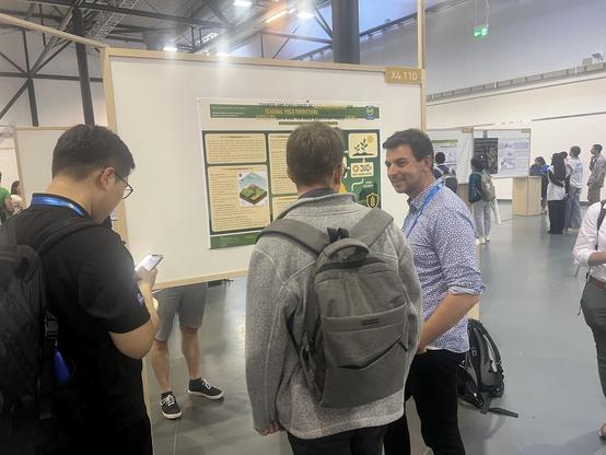 Dr. Christoph Jörges (right) during the discussions at his poster pitch on "Chances and Challenges of Data Assimilation for Seasonal Yield Predictions Using Sentinel-3 Satellite Data and the Agro-Ecosystem Model LPJmL"