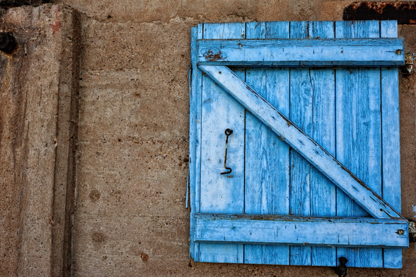 Blauer Fensterladen