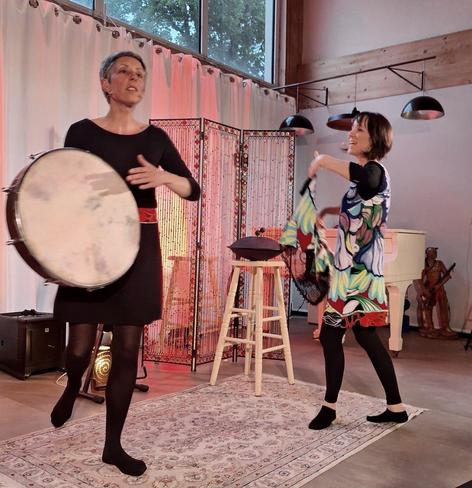 Duo MariLène
Deux chanteuses en mouvement, l'une avec un foulard à la main, l'autre un bodhrán