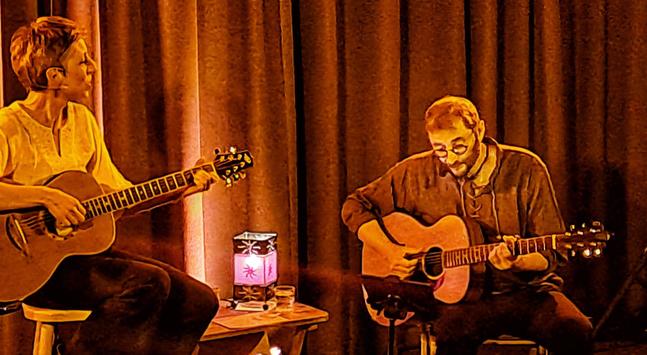 Deux guitaristes sur scène