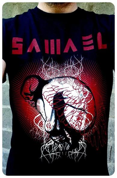 T-shirt du groupe Samael acheté à l'Octopode Festival en 2018. 
Devant c'est une sorte d'humanoïde avec une tête de mort et des ailes. 
Le tout bariolé de traits rouge et blancs. 
Dans le dos, on trouve le début des paroles de "Rite of Renewal": "The end stops here... your life starts now !".