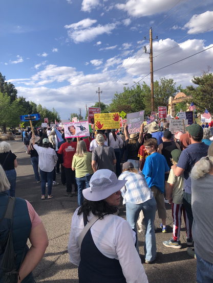 The loooooong lane of marchers begins to form on the street at the west end of Tiguex Park. #UnionStrong!!