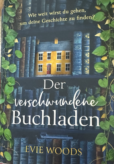Cover des Buchs: Buchregal mit vorwiegend Büchern in Blautöne . Rechts und links hängen Pflanzen am Regal herab. In der Mitte eines der Regalbretter, sieht man ein kleines gelbes Haus zwischen den Büchern stehen 