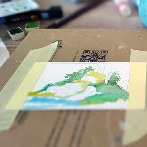 Erstes Foto vom Zwischenschritt. Die Bleistiftskizze ist gut sichtbar. Erste Grün- und Blautöne sind mit einer Schicht Aquarellfarbe aufgetragen