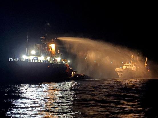 Un navire éteignant un incendie sur le bateau « Conscience » de la Gaza Freedom Flotilla, qui devait transporter des aides dans le territoire palestinien, hors des eaux territoriales maltaises, le 2 mai 2025.