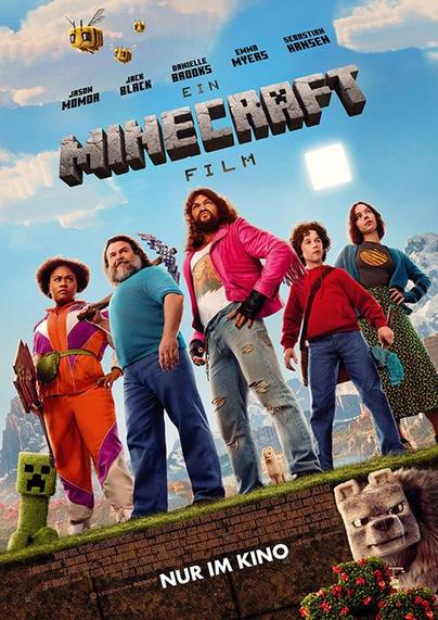Das Bild zeigt das offizielle Kinoplakat von „Ein Minecraft Film“ – einer Realverfilmung, die auf dem weltweit bekannten Videospiel Minecraft basiert.

Im Mittelpunkt des Plakats steht eine Gruppe von sechs Menschen, darunter bekannte Schauspieler wie Jason Momoa, Jack Black, Danielle Brooks, Emma Myers und Sebastian Hansen – ihre Namen sind prominent oben über dem Titel platziert. Die Darsteller tragen bunte, teils schräge Outfits, die in einem humorvollen Kontrast zur blockigen Minecraft-Welt stehen.

Hinter ihnen ist eine typische Minecraft-Landschaft mit pixeligen Bergen, Blöcken, Bäumen und dem berühmten weißen „Blocksonnenwürfel“ zu sehen. Zwei Bienen aus dem Spiel schweben im oberen Bereich, und unten links lauert ein Creeper, die ikonische grüne Gegnerfigur aus dem Spiel. Unten rechts ist außerdem ein Wolfscharfer mit aggressivem Blick dargestellt – ebenfalls eine Figur aus dem Spiel.

Der Schriftzug „MINECRAFT“ ist im bekannten, blockigen Stil des Spiels gestaltet. Darüber steht klein:
„EIN“, und darunter: „FILM“ – beides in klarer, schlichter Typografie.

Ganz unten steht in weißer Schrift auf schwarzem Hintergrund:
„NUR IM KINO“

Das Plakat vermittelt 