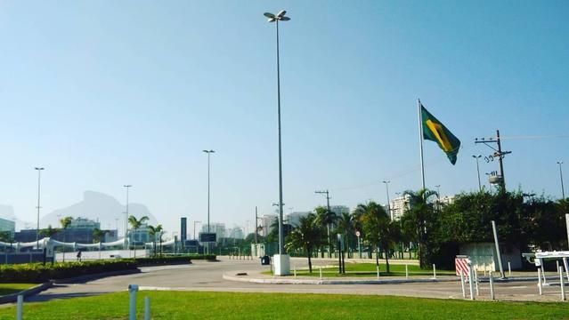 Nem sempre é sobre o que se vê, mas sobre o que se sente quando tudo silencia. Bandeira erguida, cidade em pausa, e um dia qualquer que pede respeito. É Brasil também. 