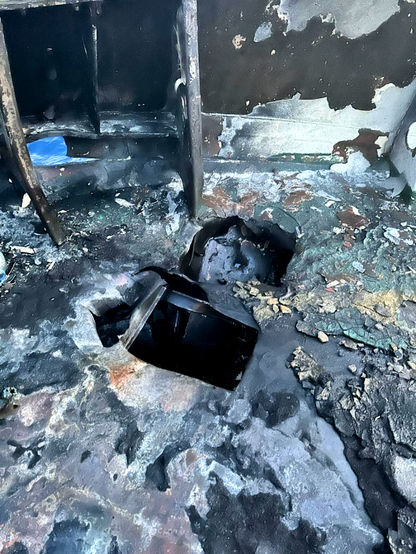 Zona do barco, totalmente queimada e destrozada,despois do ataque de Israel