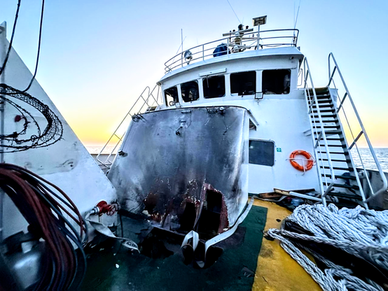 Imaxe na q se ve unha zona do barco onde houbo impactos dos drones e comezou un dos incendios,totalmente calcinada