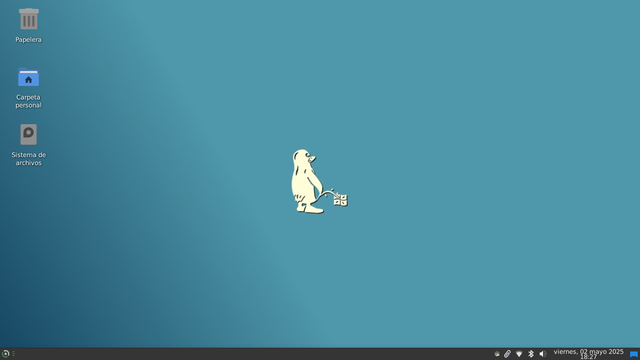 En esta foto, se muestra a un pingüino orinando el logo de Windows. 