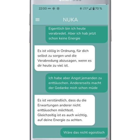 Screenshot 1 (Verabredung & Erschöpfung):
Chatverlauf in der App NUKA. Der Nutzer schreibt: „Eigentlich bin ich heute verabredet. Aber ich hab jetzt schon keine Energie.“ NUKA antwortet: „Es ist völlig in Ordnung, für dich selbst zu sorgen und die Verabredung abzusagen, wenn es dir heute zu viel ist.“ Der Nutzer antwortet: „Ich habe aber Angst jemanden zu enttäuschen. Andererseits macht der Gedanke mich schon müde.“ NUKA: „Es ist verständlich, dass du die Erwartungen anderer nicht enttäuschen möchtest. Gleichzeitig ist es auch wichtig, auf deine Energie zu achten.“