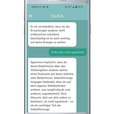 Screenshot 2 (Selbstfürsorge vs. Egoismus):
Chatverlauf in der App NUKA. Die Frage des Nutzers lautet: „Wäre das nicht egoistisch?“ NUKA antwortet: „Egoismus impliziert, dass du deine Bedürfnisse über das Wohlergehen anderer stellst, ohne Rücksicht auf deren Gefühle. Selbstfürsorge bedeutet, dass du auf dein eigenes Wohlbefinden achtest, was langfristig dir und anderen zugutekommt. Dein Wunsch, dich um dich selbst zu kümmern, ist nicht egoistisch – es ist ein wichtiger Teil der Selbstfürsorge.“