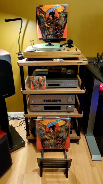 Artist: Dokken
Album: Beast from the East (1988)

TOP: 
Release: 2025 Record Store Day reissue
Region: Worldwide
Label: BMG – 964043551

CENTER:
Release: Original CD pressing
Region: US
Label: Elektra – 60823-2

BOTTOM:
Release: Original pressing
Region: UK & Europe
Label: Elektra – 960 823-1