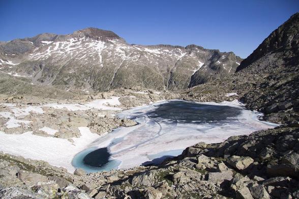 Foto del ibón Alto con el Posets al fondo en el PN Posets Maladeta