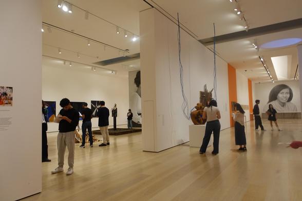 Des visiteurs dans l'exposition consacrée à la musicienne Alice Coltrance