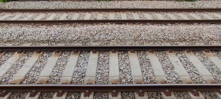 Rails de train sur ballast gris clair