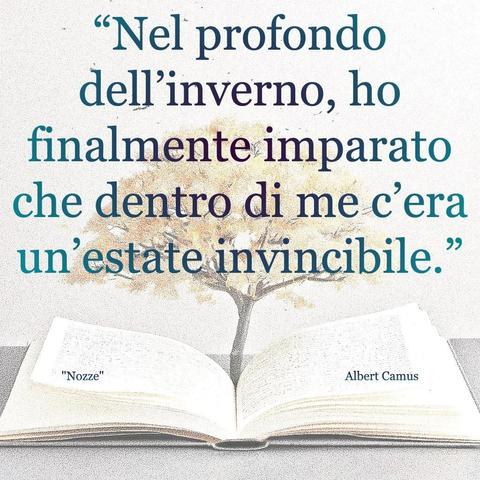L'immagine digitale riproduce un albero fiorito che sboccia dalle pagine centrali di un libro aperto In primo piano le scritte: "Nel profondo dell'inverno, ho finalmente imparato che dentro di me c'era un'estate invincibile.", "Nozze Albert Camus". 
